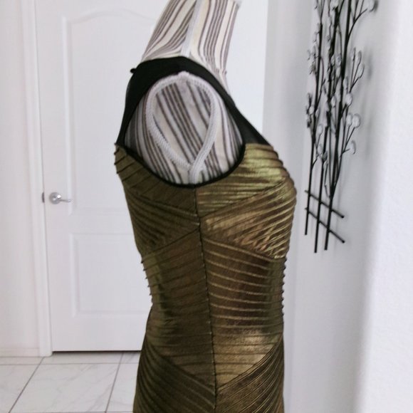 Brand New Calvin Klein Gold Metallic Fitted Sleeveless Party Dress Shimmery 4 - Picture 8 of 12